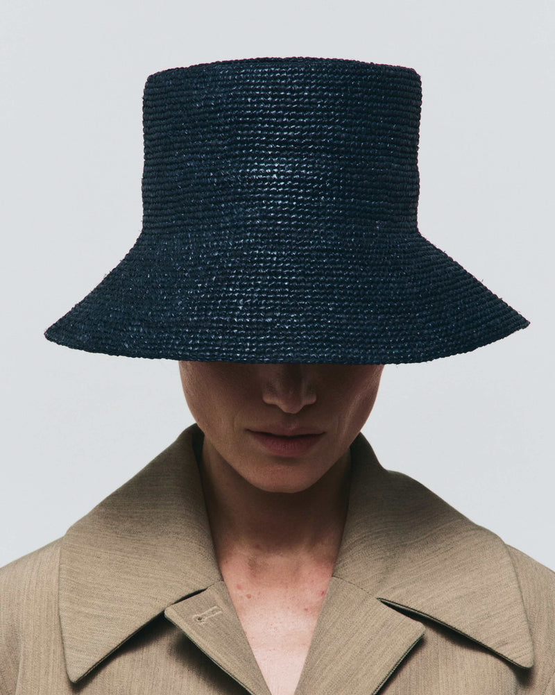 Felix Bucket | Janessa Leoné